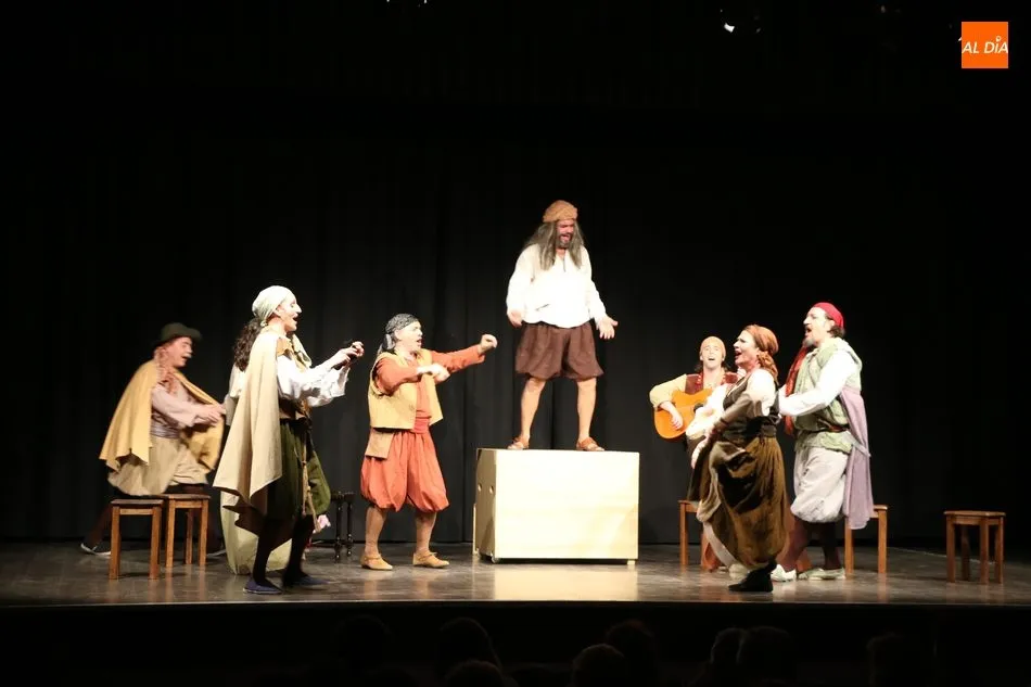 Foto 6 - Los Hojalata divierten al p&uacute;blico vitigudinense con tres entremeses de Miguel de Cervantes  