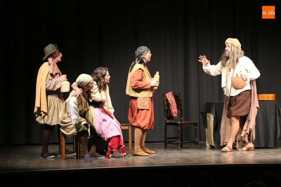 Foto 5 - Los Hojalata divierten al p&uacute;blico vitigudinense con tres entremeses de Miguel de Cervantes  