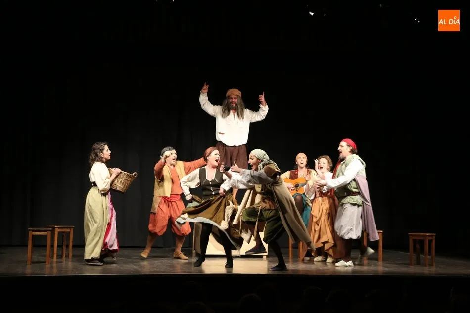Foto 4 - Los Hojalata divierten al p&uacute;blico vitigudinense con tres entremeses de Miguel de Cervantes  