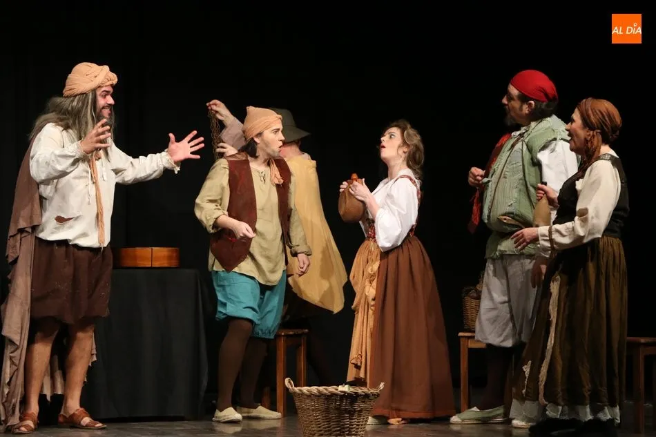 Foto 3 - Los Hojalata divierten al p&uacute;blico vitigudinense con tres entremeses de Miguel de Cervantes  