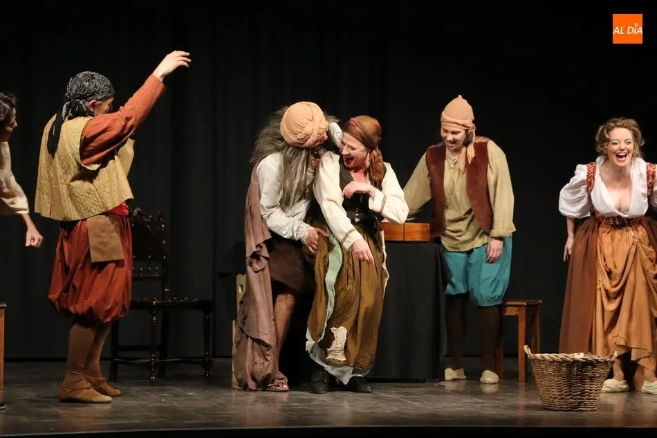 Foto 2 - Los Hojalata divierten al p&uacute;blico vitigudinense con tres entremeses de Miguel de Cervantes  