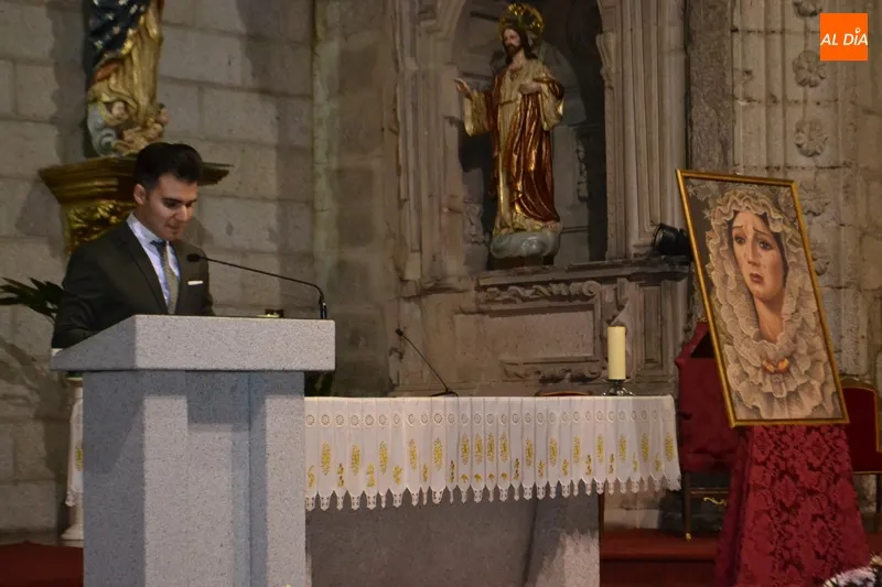 Foto 4 - La emoci&oacute;n de Nuestra Se&ntilde;ora de la Esperanza se plasma en el cartel anunciador del 75 aniversario ...
