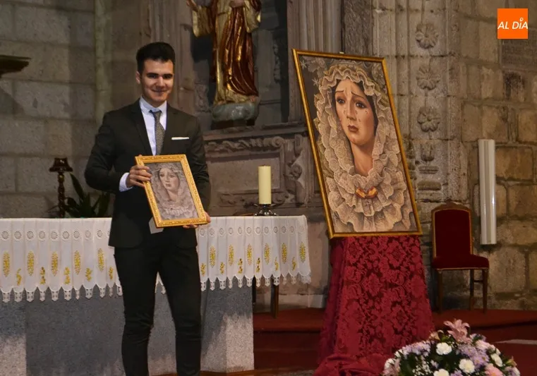 Foto 3 - La emoci&oacute;n de Nuestra Se&ntilde;ora de la Esperanza se plasma en el cartel anunciador del 75 aniversario ...