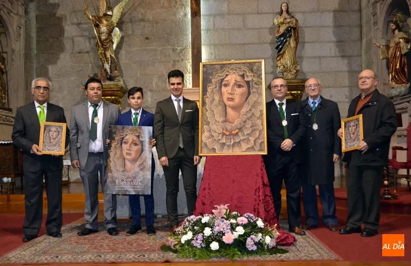 Foto 2 - La emoci&oacute;n de Nuestra Se&ntilde;ora de la Esperanza se plasma en el cartel anunciador del 75 aniversario ...