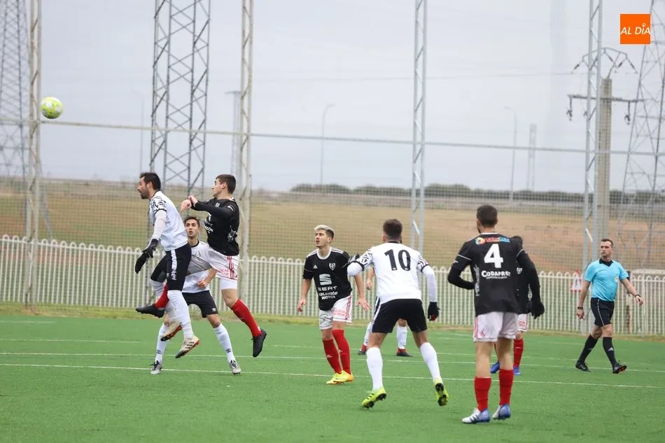 Andrés Valdez salta a por un balón