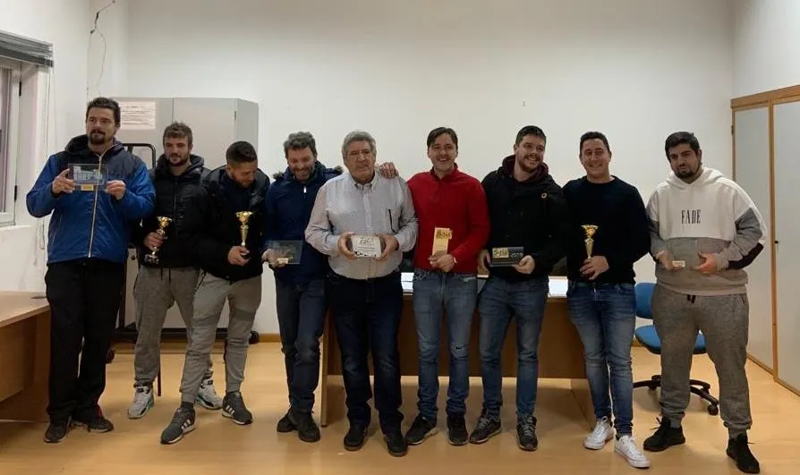 Javier Flores recoge su premio como subcampeón del Regional de Slalom 2019  