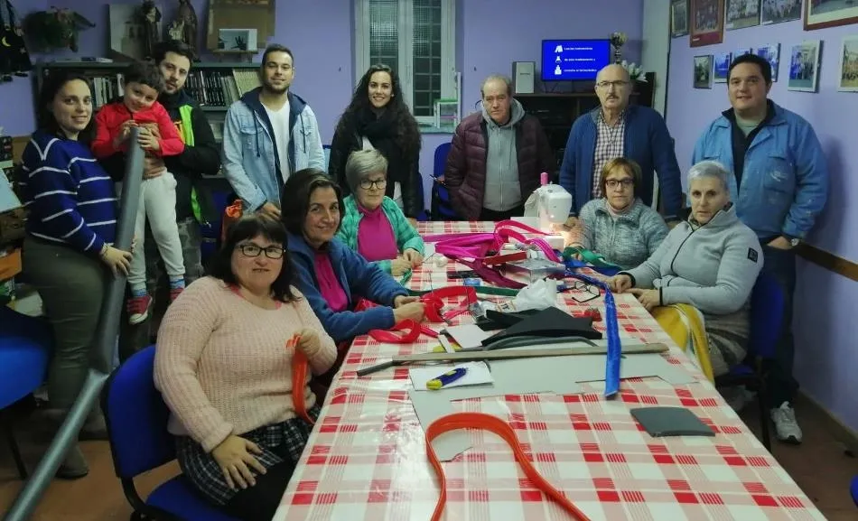 La AVV de San Andrés prepara su carroza para desfilar en Carnaval  