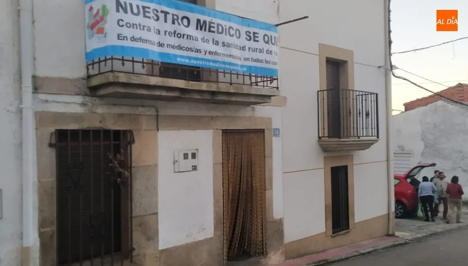 Pancarta de la campaña del PSOE contra la reestructuración sanitaria en un balcón de una casa de Villarino de los Aires