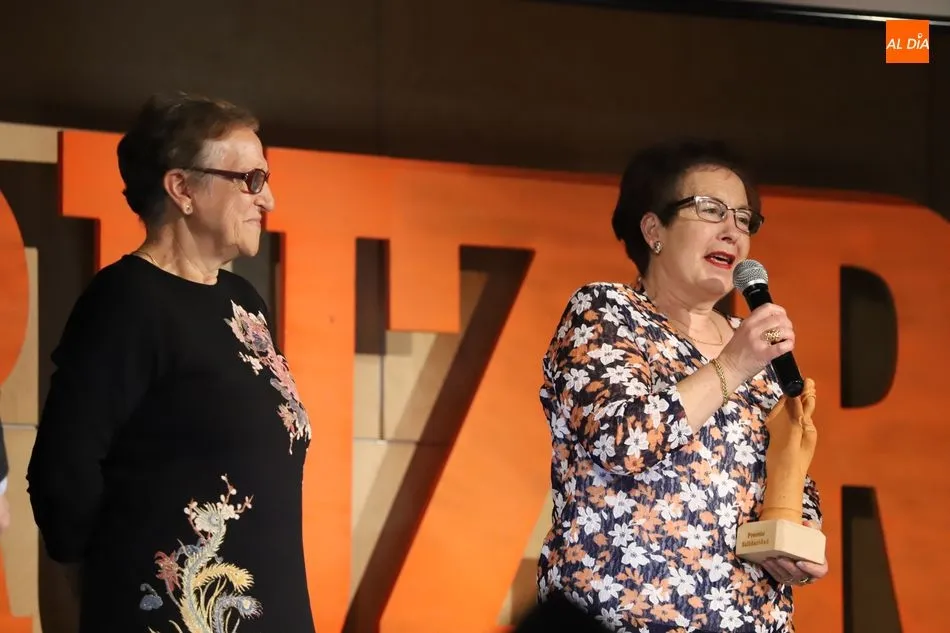 Voluntarias del ropero social de Peñaranda recogian el Premio Solidaridad 2019 de Cruz Roja. Foto: Lydia González