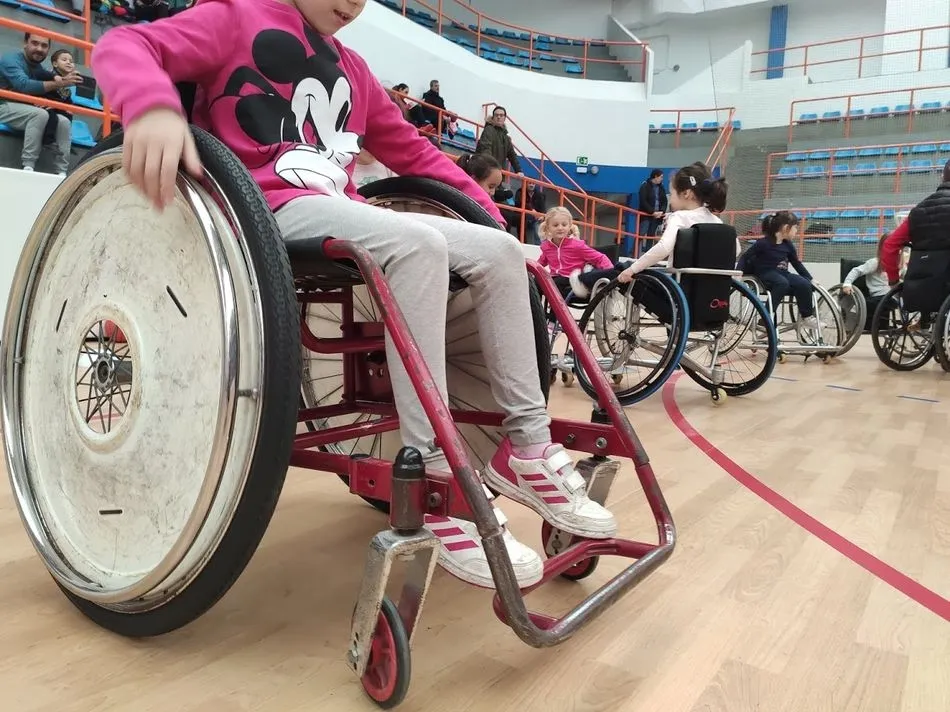 Foto 2 - Primera experiencia de deporte adaptado para ni&ntilde;os de mano de la Fundaci&oacute;n Aviva  