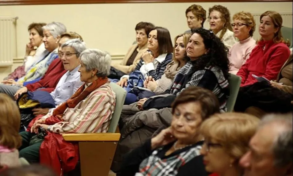 Imagen de archivo de participantes en una charla del Teléfono de la Esperanza en Salamanca