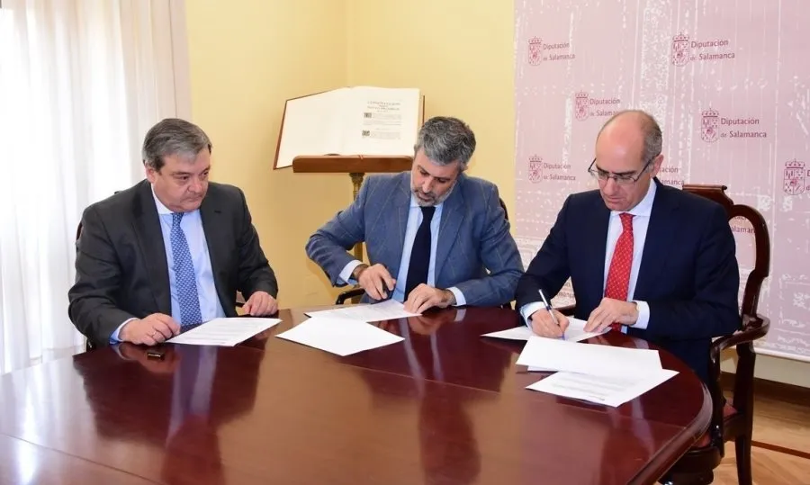 El presidente de la institución provincial, Javier Iglesias, ha rubricado la iniciativa con el director de Negocio Empresa de Banca Corporativa, Pedro López Fraile, y el director de Cuentas de Banca Corporativa, Salvador Jorge de Alba