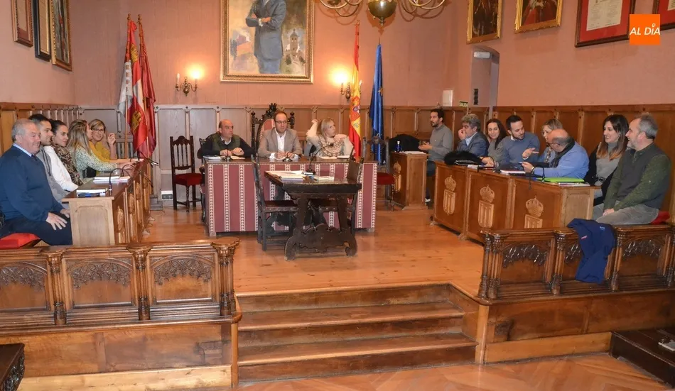 El Pleno se llena de espíritu carnavalero con el concurso de recortes, los bailes de disfraces y...