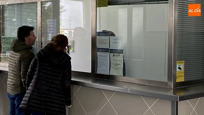 La taquilla de la estación de tren cuenta de nuevo con personal para la venta de billetes desde este lunes