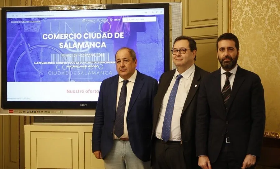 El concejal de Comercio, Ricardo Ortiz Ramos, a la izquierda, junto a los representantes de las asociaciones de comerciantes