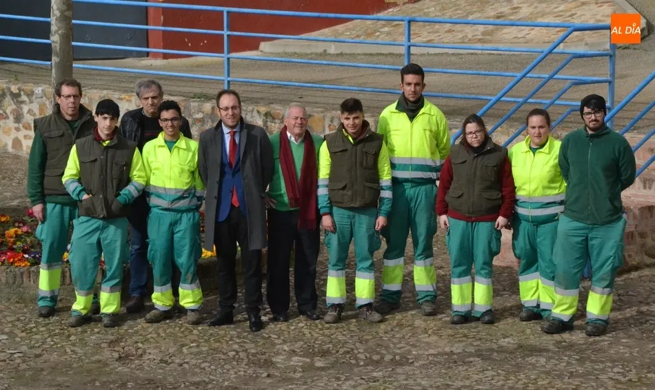 Foto 7 - Los alumnos de &lsquo;Ciudad Rodrigo en Verde&rsquo; remozan la plazuela del Ca&ntilde;o del Moro  