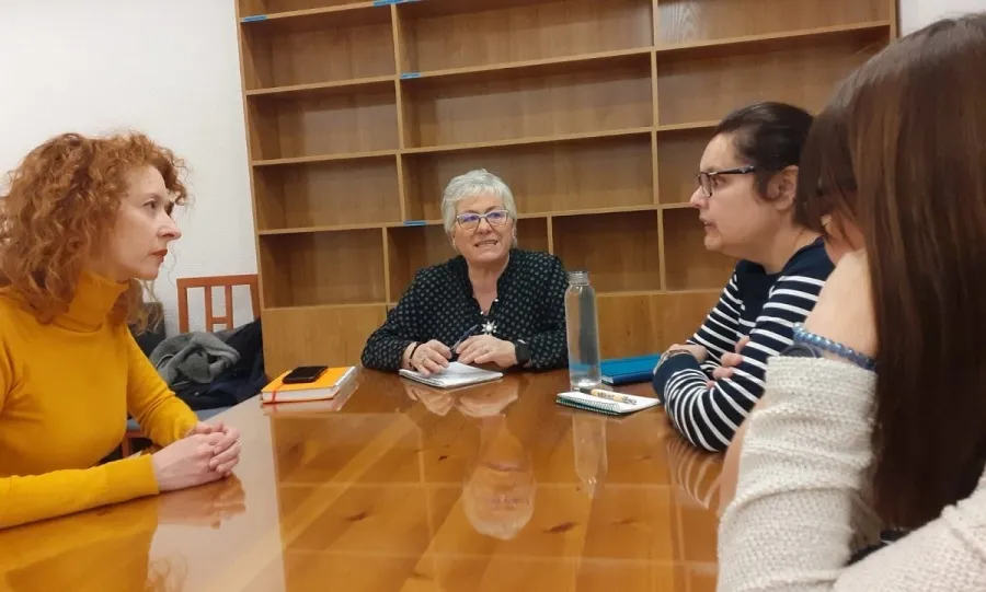 La concejala de Familia e Igualdad de Oportunidades, Ana Suárez Otero, en su reunión de trabajo con la Asociación Marillac