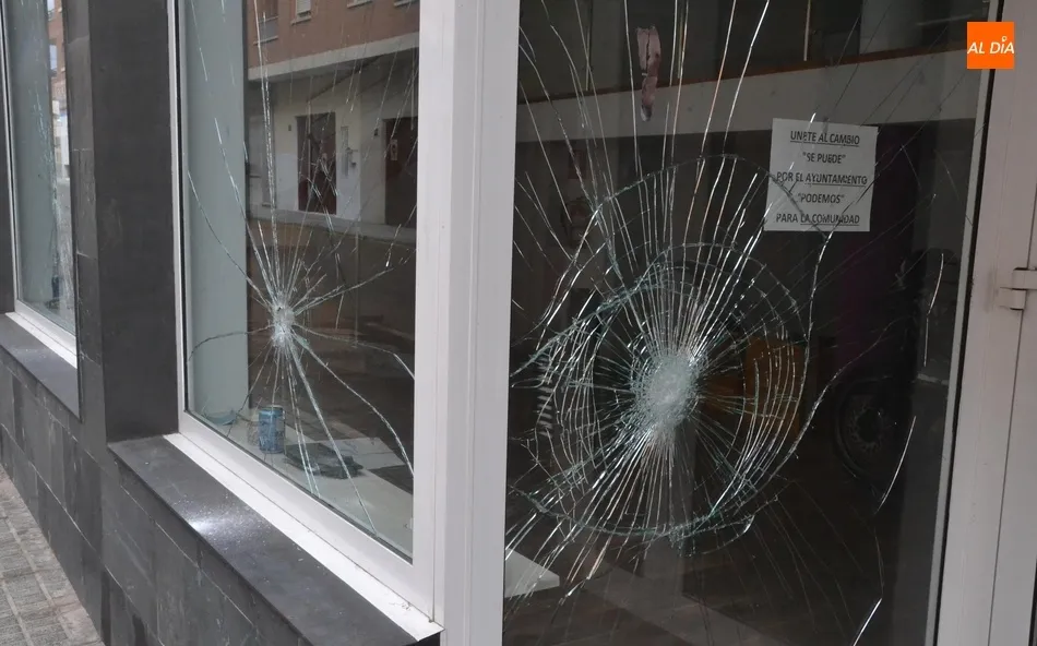 Revientan las cristaleras del local de la calle Wetones en el que estuvo la sede de Podemos  