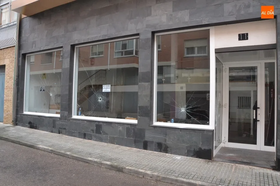 Foto 2 - Revientan las cristaleras del local de la calle Wetones en el que estuvo la sede de Podemos  