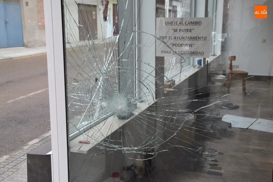 Foto 4 - Revientan las cristaleras del local de la calle Wetones en el que estuvo la sede de Podemos  