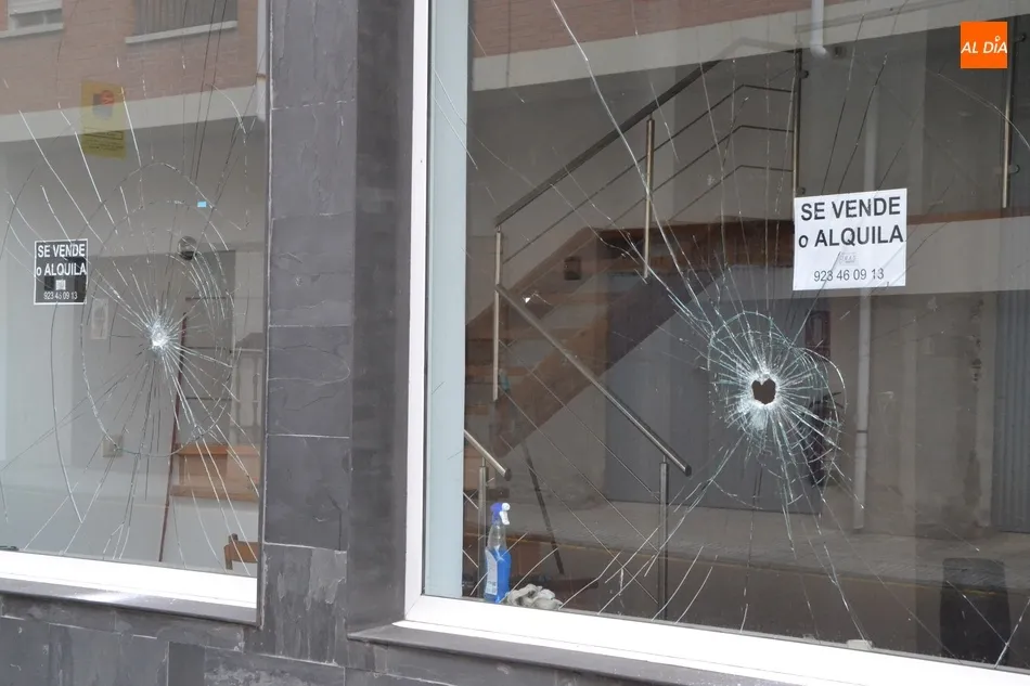 Foto 5 - Revientan las cristaleras del local de la calle Wetones en el que estuvo la sede de Podemos  
