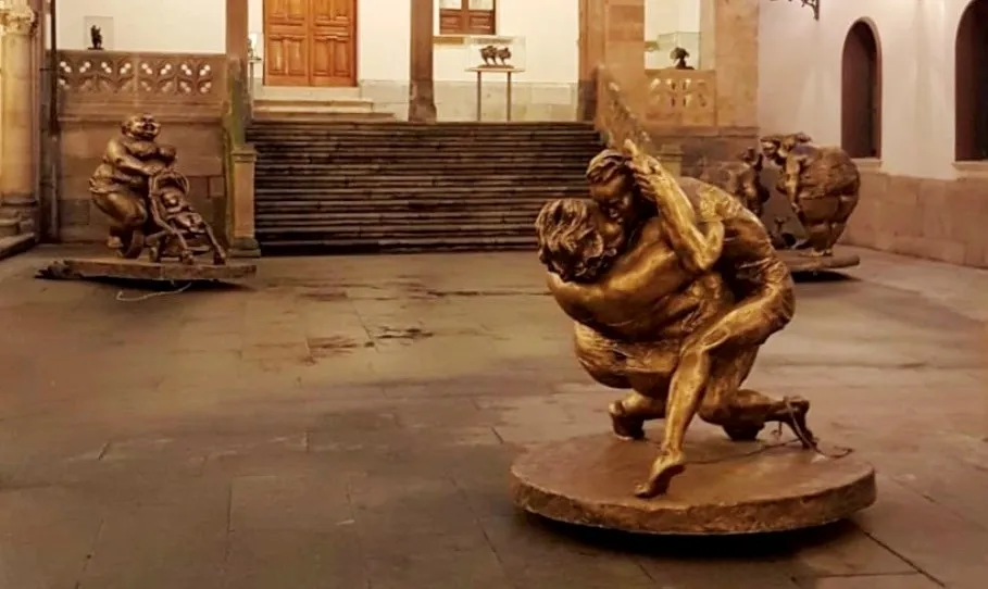 Las tres piezas, tituladas Moments, Bessi y Love In a Fallen City, en el patio de la Salina