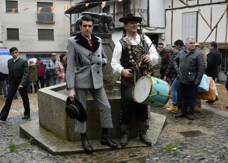 Foto 4 - De Justo salda con tres orejas en el arranque de la temporada taurina  