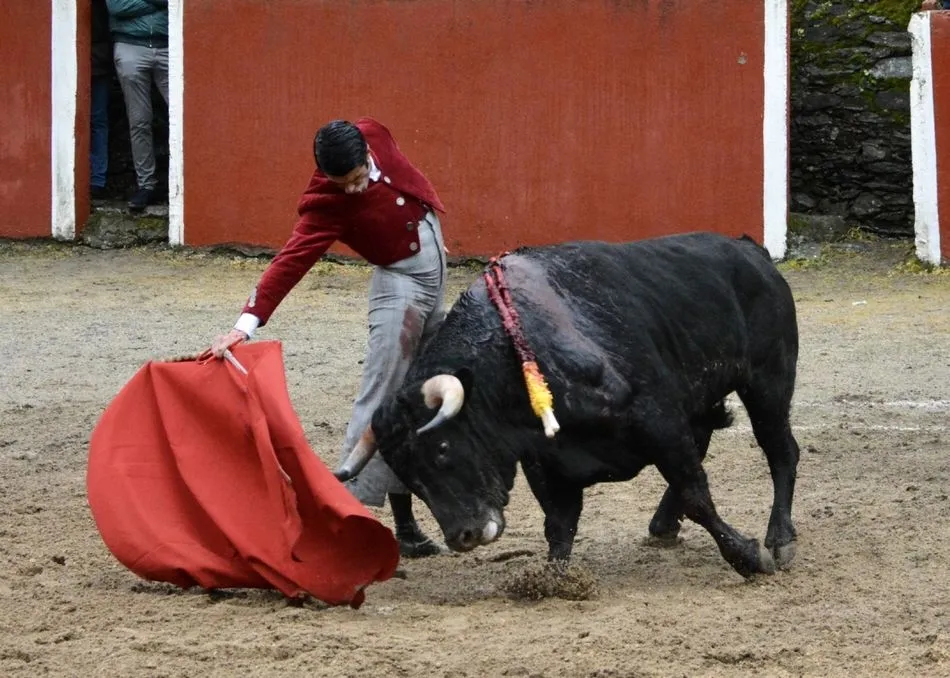 Foto 2 - De Justo salda con tres orejas en el arranque de la temporada taurina  