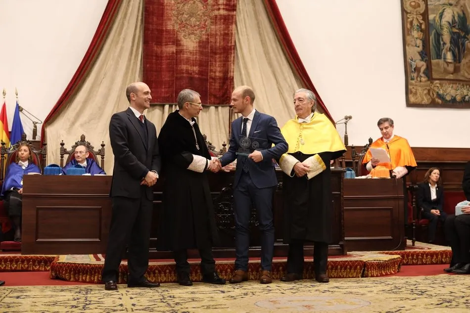 Momento de la entrega del premio a los investigadores durante la festividad de Santo Tomás de Aquino