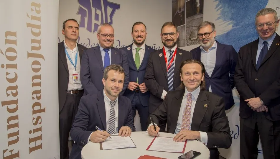 Firma del convenio entre la Red de Juderías de España y la Fundación Hispanojudía en FITUR