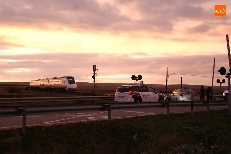 Foto 4 - El tren de Madrid arrolla a un turismo en el paso a nivel de Babilafuente