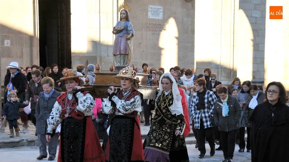 La imagen de Santa Águeda llevada en procesión en la fiesta del pasado año / E. Corredera