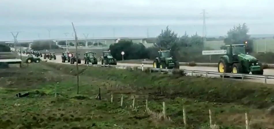 Agricultores de San Muñoz y La Sagrada con sus tractores por la N-620, a la altura de Galindo y Perahuy