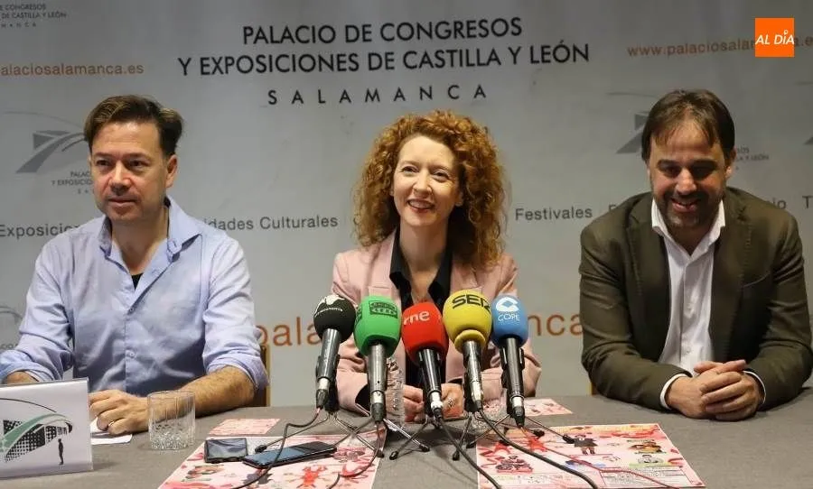 Presentación de gala con Ana Suárez, primera teniente de alcalde y concejala de Familia e Igualdad de Oportunidades, acompañada de Fernando Castaño, concejal de Turismo y Víctor Samarkanda, presentador y organizador del evento. Foto de Lydia González