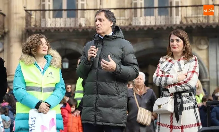 El alcalde de Salamanca, Carlos García Carbayo, en una acto en la Plaza Mayor, con motivo del Día de la Paz, celebrado con escolares. Foto de Lydia González