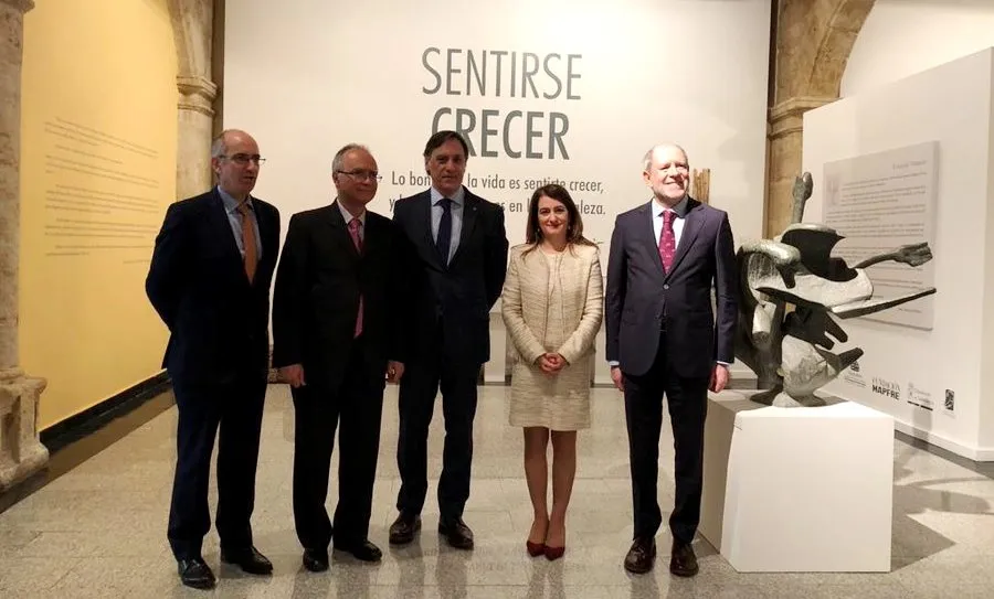 Las autoridades asistentes junto a una de las piezas de la muestra Sentirse crecer de Venancio Blanco