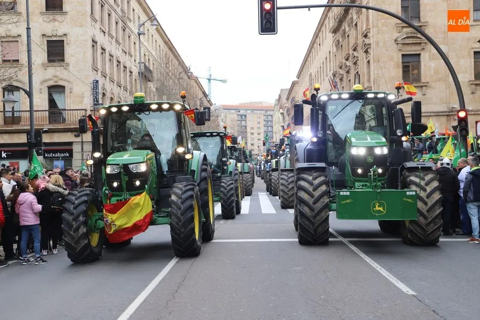 Foto 11 - Una manifestaci&oacute;n de tres kil&oacute;metros colapsa el tr&aacute;fico de Salamanca para denunciar la crisis...