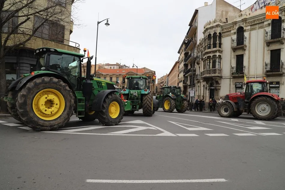 Foto 9 - Una manifestaci&oacute;n de tres kil&oacute;metros colapsa el tr&aacute;fico de Salamanca para denunciar la crisis...