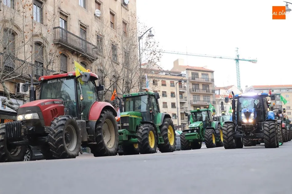 Foto 7 - Una manifestaci&oacute;n de tres kil&oacute;metros colapsa el tr&aacute;fico de Salamanca para denunciar la crisis...
