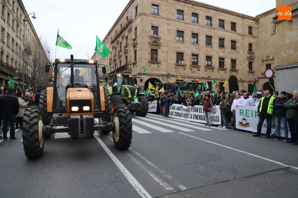 Foto 6 - Una manifestaci&oacute;n de tres kil&oacute;metros colapsa el tr&aacute;fico de Salamanca para denunciar la crisis...