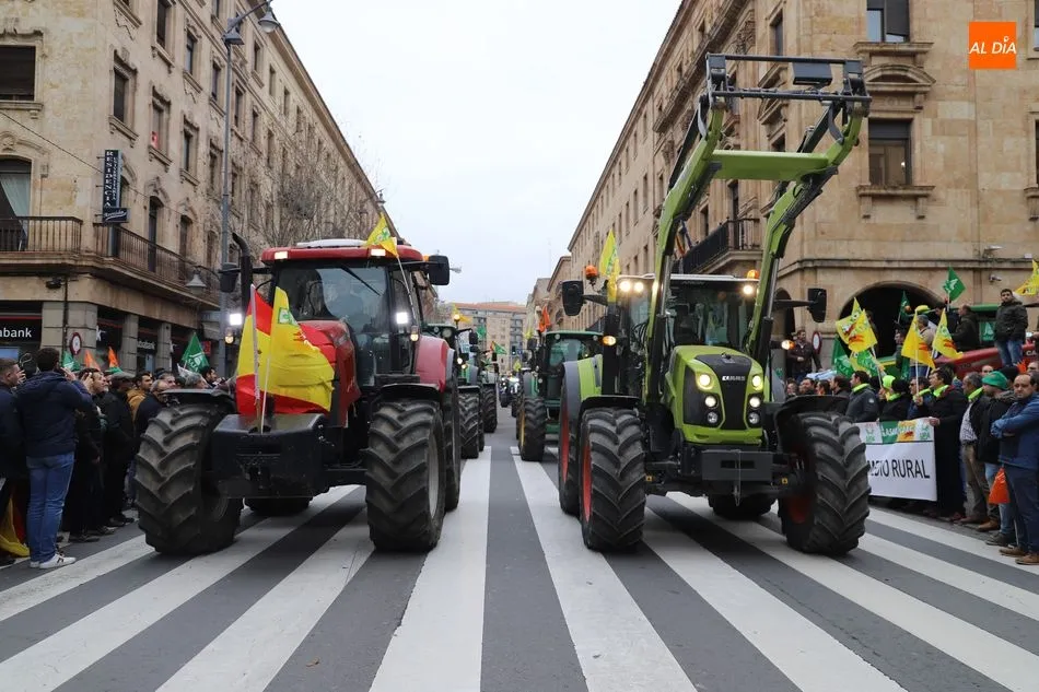 Foto 5 - Una manifestaci&oacute;n de tres kil&oacute;metros colapsa el tr&aacute;fico de Salamanca para denunciar la crisis...