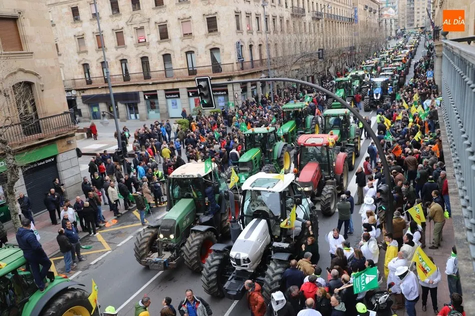 Foto 4 - Una manifestaci&oacute;n de tres kil&oacute;metros colapsa el tr&aacute;fico de Salamanca para denunciar la crisis...