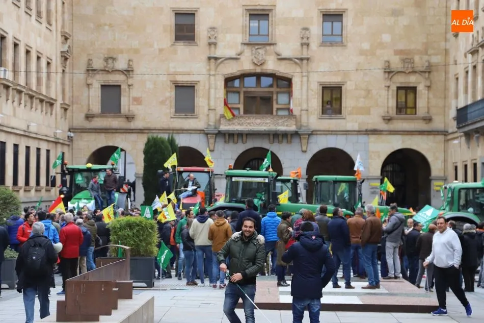 Foto 2 - Una manifestaci&oacute;n de tres kil&oacute;metros colapsa el tr&aacute;fico de Salamanca para denunciar la crisis...