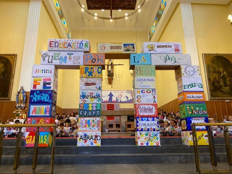 Imagen del puente creado por los alumnos del colegio