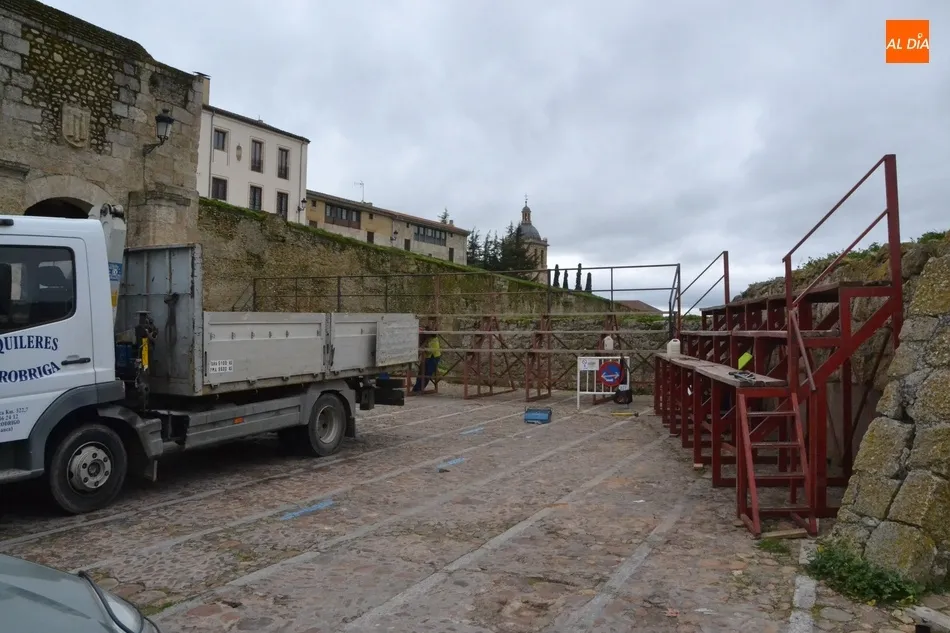 Comienza la metamorfosis carnavalera del Registro, que acogerá la capea del Domingo de Piñata  