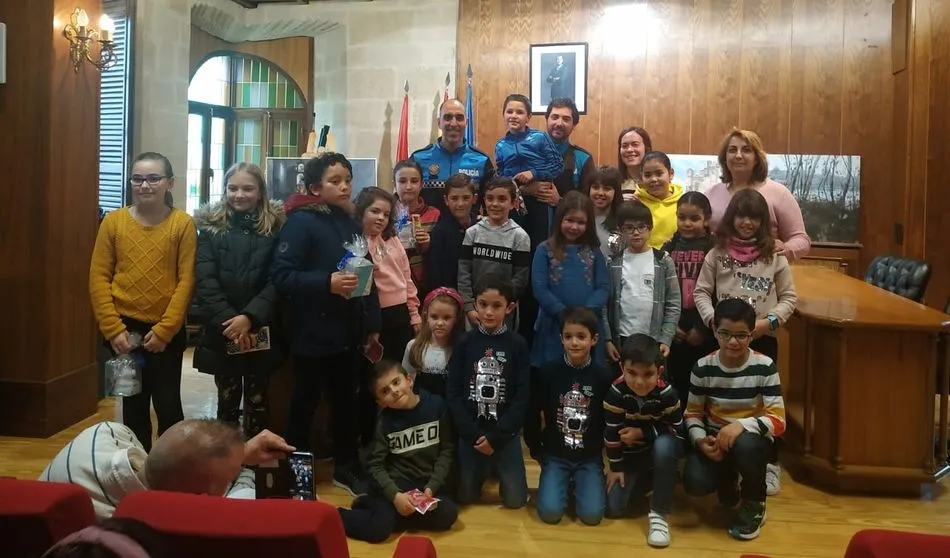 Los premiados en el concurso junto a los agentes de Policía Local