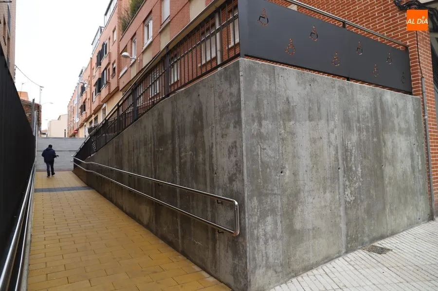Foto 6 - Pizarrales estrena rampa en la calle Salmer&oacute;n y se ampliar&aacute; la acera de la calle Manuel &Aacute;lvarez...