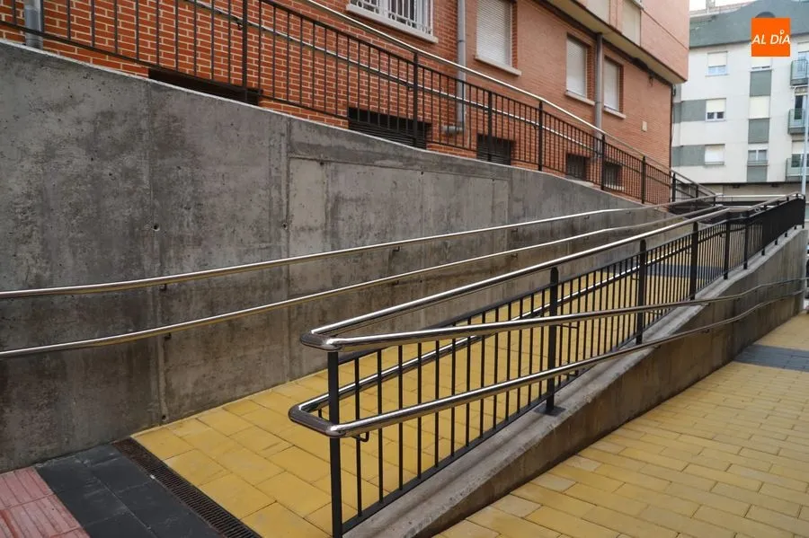 Foto 5 - Pizarrales estrena rampa en la calle Salmer&oacute;n y se ampliar&aacute; la acera de la calle Manuel &Aacute;lvarez...