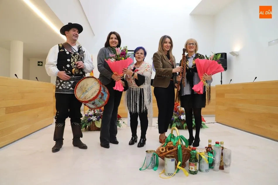 Foto 6 - La cesi&oacute;n del bast&oacute;n del alcalde mantiene la tradici&oacute;n de las &aacute;guedas en Santa Marta