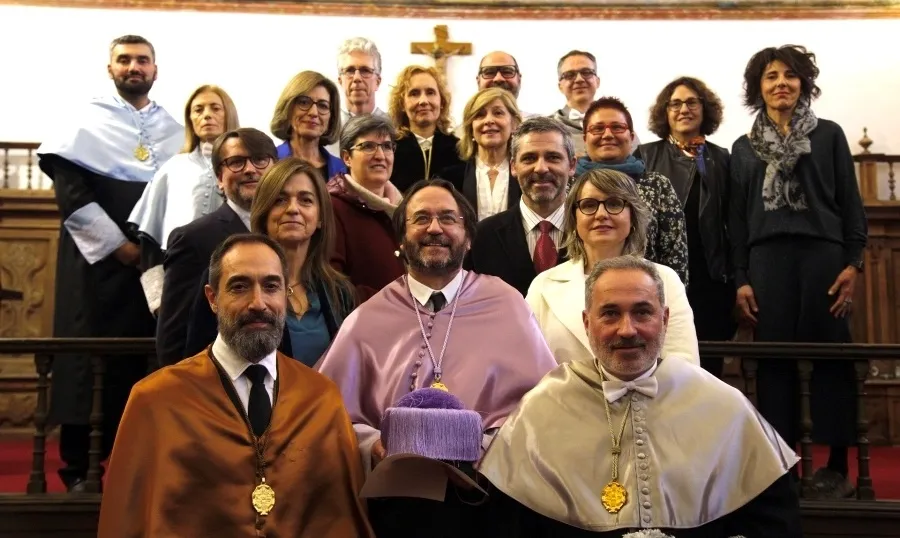 La rectora, Mirian Cortés, en el centro, en una de las fotos para el recuerdo de este acto académico. Foto UPSA